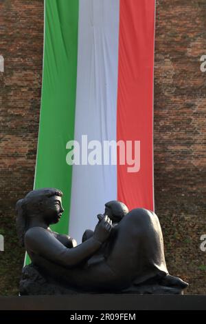 Mutter-Kind-Skulptur von Sorgini Sergio am Schloss Scaliger, Castello Villafranca, Villafranca di Verona, Italien, 2023. Italienische Flagge Stockfoto