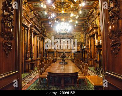 Speisesaal im Schloss Peles in Sinaia, Rumänien Stockfoto