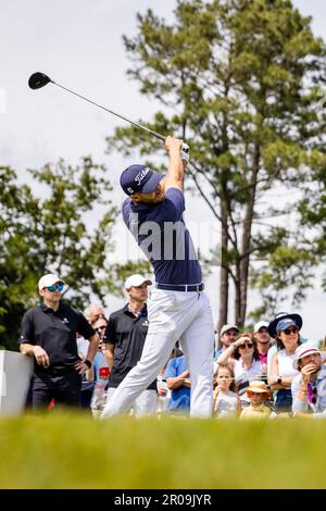 Charlotte, NC, USA. 7. Mai 2023. Wyndham Clark legt in der letzten Runde der Wells Fargo Championship 2023 im Quail Hollow Club in Charlotte, NC, auf dem 8. Loch ab. (Scott Kinser/Cal Sport Media). Kredit: csm/Alamy Live News Stockfoto