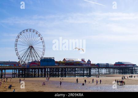 Landschaftsblick auf den zentralen Pier in Blackpool Lancashire und über dem Meer fliegende Möwen Stockfoto