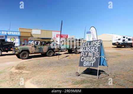 Letzter Halt für Vorräte vor dem abgelegenen Buschcampen in Ningaloo für die Finsternis am 20. April 2023, Carnarvon, Westaustralien. Kein MR oder PR Stockfoto