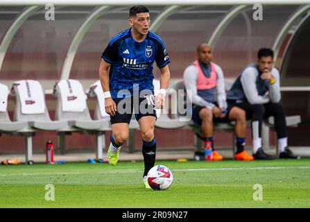 06. Mai 2023 Santa Clara, CA USA San Jose Forward Cristian Espinoza (10) versucht, den Ball während des MLS-Spiels zwischen dem Los Angeles Football Club und den San Jose Earthquakes zu spielen. San Jose schlägt LA 2-1at Levi's Stadium San Clara Kalifornien Thurman James/CSM Stockfoto