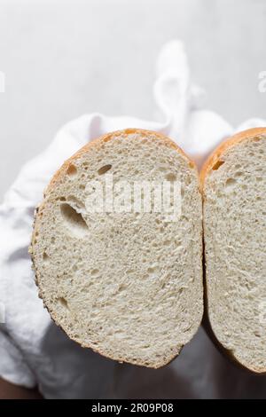 Querschnitt von in zwei Hälften geschnittenem, Draufsicht von Sesambrot Querschnitt, Sandwichbrot auf einer Leinenserviette Stockfoto