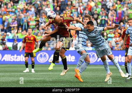 Seattle, WA, USA. 22. April 2023. Seattle Sounders Forward Héber (19) erhält trotz der Bemühungen des Mittelfeldspielers Roger Espinoza (15) von Sporting Kansas City während des MLS-Fußballspiels zwischen Sporting KC und dem Seattle Sounders FC auf dem Lumen Field in Seattle, WA, einen Eckstoß. Sporting KC hat Seattle 2-1 besiegt. Steve Faber/CSM(Kreditbild: © Steve Faber/Cal Sport Media). Kredit: csm/Alamy Live News Stockfoto