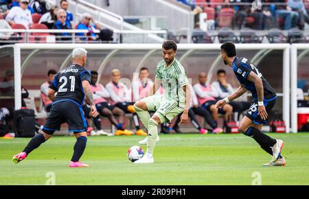 06. Mai 2023 Santa Clara, CA USA der Mittelfeldspieler Timothy Tillman (11) aus Los Angeles möchte den Ball während des MLS-Spiels zwischen dem Los Angeles Football Club und den San Jose Earthquakes spielen. San Jose schlägt LA 2-1at Levi's Stadium San Clara Kalifornien Thurman James/CSM Stockfoto