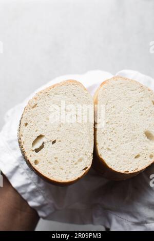 Querschnitt von in zwei Hälften geschnittenem, Draufsicht von Sesambrot Querschnitt, Sandwichbrot auf einer Leinenserviette Stockfoto