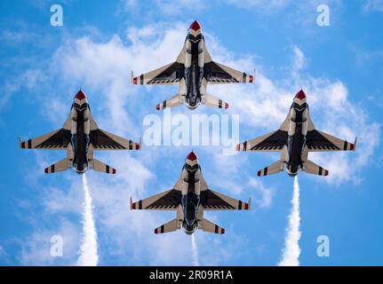 Die USAF Thunderbirds fliegen in einer Diamantenformation während einer Luftdemonstration bei Air Power über Hampton Roads, 5. Mai 2023. Die Diamantenformation zeigt die Präzision und das Training der Piloten, die das Flugzeug in einem Abstand von ca. 18 cm manövrieren, und zeigt die anmutigen Fähigkeiten der F-16, die Falcon bekämpft. (USA Air Force Foto von Airman 1. Klasse Mikaela Smith) Stockfoto