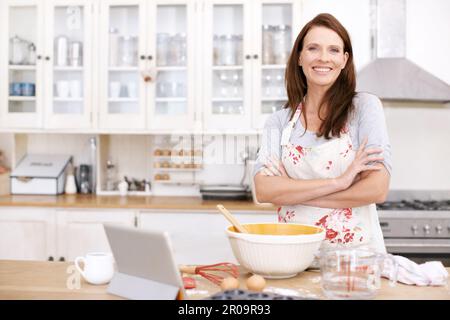 Sie ist eine selbstbewusste Bäckerin. Porträt einer erwachsenen Frau, die beim Backen selbstbewusst aussieht. Stockfoto