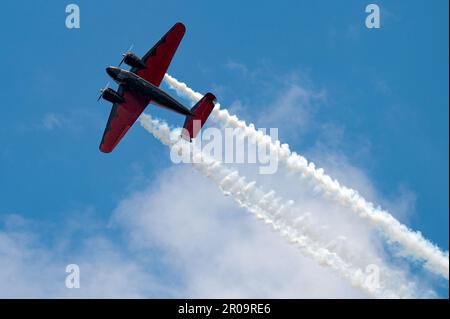 Matt Younkin, Pilot von Twin Beech 18, schwingt während der Air Power über Hampton Roads am Joint Base Langley-Eustis, Virginia, 6. Mai 2023 über die Fluglinie. Obwohl das Flugzeug Twin Beech 18 nie für Flugshows und mit einer Höchstgeschwindigkeit von 250 km/h entwickelt wurde, verbrachte es die Zeit des Zweiten Weltkriegs als Navigationstrainer am Ellington Army Air Field in Houston. (USA Air Force Foto von Senior Airman Chloe Shanes) Stockfoto