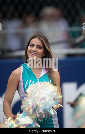 Miami, USA. 07. Mai 2023. Miami Dolphins Cheerleaderin auf dem Radar. 07.05.2023. Formel-1-Weltmeisterschaft, Rd 5, Miami Grand Prix, Miami, Florida, USA, Wettkampftag. Das Foto sollte wie folgt lauten: XPB/Press Association Images. Kredit: XPB Images Ltd/Alamy Live News Stockfoto