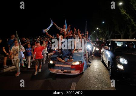 Neapel, Italien. 07. Mai 2023. Neapel, die Feierlichkeiten für den Sieg der italienischen Meisterschaft bei der SSC Neapel gehen weiter. Viele Fans strömen vor dem Diego Armando Maradona Stadion in Fuorigrotta, um den Sieg des Napoli Fiorentina-Spiels mit Karussells in der ganzen Stadt zu feiern. Kredit: Unabhängige Fotoagentur/Alamy Live News Stockfoto