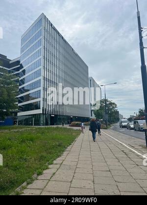 WARSCHAU, POLEN - 13. JULI 2022: Stadtstraße mit wunderschönem Gebäude, Bürgersteig und Autobahn Stockfoto