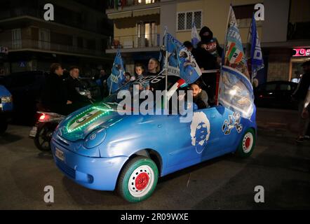 Neapel, Italien. 07. Mai 2023. Neapel, die Feierlichkeiten für den Sieg der italienischen Meisterschaft bei der SSC Neapel gehen weiter. Viele Fans strömen vor dem Diego Armando Maradona Stadion in Fuorigrotta, um den Sieg des Napoli Fiorentina-Spiels mit Karussells in der ganzen Stadt zu feiern. Kredit: Unabhängige Fotoagentur/Alamy Live News Stockfoto