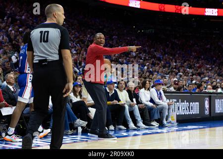 Philadelphia, Vereinigte Staaten Von Amerika. 12. Dezember 2022. Philadelphia, Vereinigte Staaten von Amerika, Mai 7. 2023: Sixers Head Coach Doc Rivers spricht im vierten Quartal mit dem Schiedsrichter während des vierten Spiels der zweiten Runde der National Basketball League zwischen Philadelphia 76ers und den Boston Celtics im Wells Fargo Center in Philadelphia, Pennsylvania, USA (KEINE KOMMERZIELLE NUTZUNG). (Colleen Claggett/SPP) Kredit: SPP Sport Press Photo. Alamy Live News Stockfoto