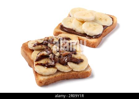 Köstliche Toasts mit Bananen, Schokoladencreme und Nüssen isoliert auf Weiß Stockfoto