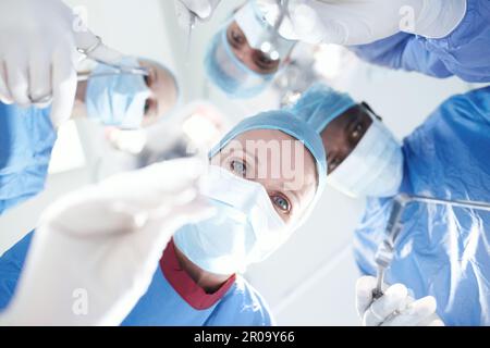 Der Moment der Wahrheit. Die Sicht des Patienten auf Chirurgen und operierende Ärzte. Stockfoto