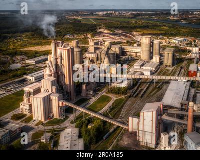 Die Zementfabrik aus der Vogelperspektive. Industriesektor für die Herstellung von Baustoffen. Stockfoto