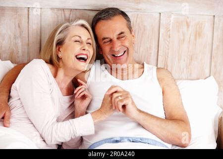 Fröhliche, reife Frau und Mann, die Spaß haben. Porträt einer fröhlichen, reifen Frau und eines Mannes, die Spaß haben. Stockfoto