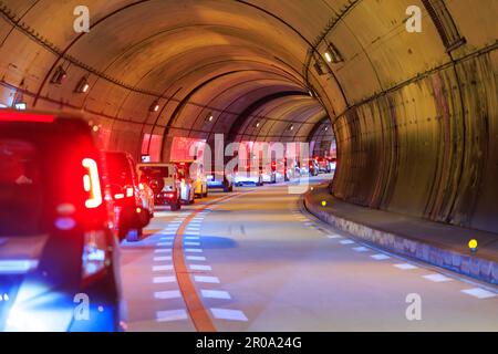 Eine Reihe von Autos, die in starkem Verkehrsstau in einem gekrümmten Tunnel angehalten wurden Stockfoto