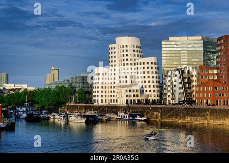 düsseldorfer Medienhafen mit den Gehry-Gebäuden im warmen Abendlicht Stockfoto