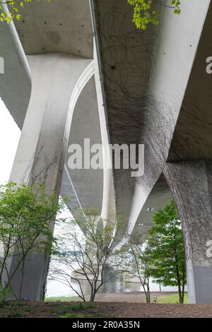 Blick auf die schwimmenden Brücken der Interstate 90 vom South Day Street Park in Seattle am Samstag, den 6. Mai 2023. Die East Link Straßenbahnlinie von der Innenstadt Stockfoto