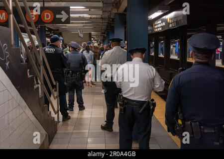 New York, USA. 06. Mai 2023. New York Police Department (NYPD) beobachten Sie die Proteste an der U-Bahn-Station Broadway/Lafayette Street während eines Protestes „Justice for Jordan Neely“ in New York City. Mehr als 15 Personen wurden den ganzen Tag über festgenommen, wobei die meisten Verhaftungen in der U-Bahn-Station stattfanden, nachdem Demonstranten einen Zug daran hinderten, den Bahnhof zu verlassen und die U-Bahn-Gleise zu betreten. Laut Polizei und Zeugenaussagen starb Neely, 30 Jahre alt und in einem Schutzraum wohnte, nachdem er am Montag von einem 24-jährigen Mann in einem U-Bahn-Zug in New York City in einen Würgegriff gelegt wurde. Increasi Stockfoto