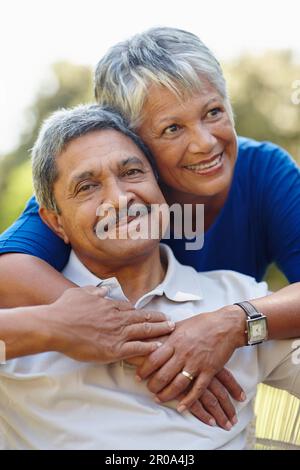 Ich verliebe mich immer noch jeden Tag in sie. Ein liebevolles Seniorenpaar, das eine schöne Zeit im Freien genießt. Stockfoto
