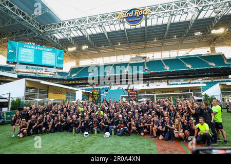 Miami Gardens, Etats Unis. 08. Mai 2023. Das Red Bull Racing Team feiert den Sieg während der Formel 1 Crypto.com des Miami Grand Prix 2023, 5. Runde der Formel-1-Weltmeisterschaft 2023 vom 05. Bis 07. Mai 2023 auf dem Miami International Autodrome, in Miami Gardens, Florida, Vereinigte Staaten von Amerika - Foto Florent Gooden/DPPI Credit: DPPI Media/Alamy Live News Stockfoto