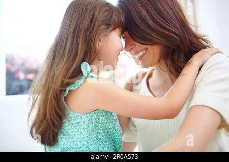 Nichts als Liebe zwischen ihnen. Eine liebevolle Mutter und Tochter, die zu Hause Zeit miteinander verbringen. Stockfoto