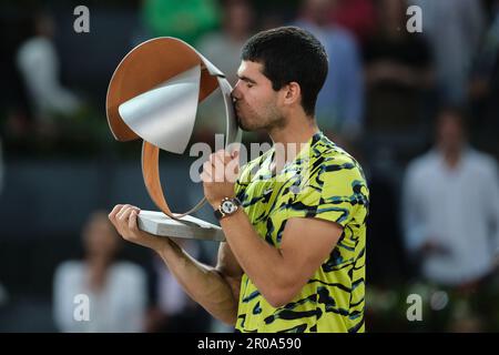 Madrid, Spanien. 7. Mai 2023. Carlos Alcaraz von Spanien küsst die Trophäe des Champions während der Verleihung des Finales der Singles für Männer des Madrider Open-Tennisturniers am 7. Mai 2023 in Madrid, Spanien. Kredit: Meng Dingbo/Xinhua/Alamy Live News Stockfoto