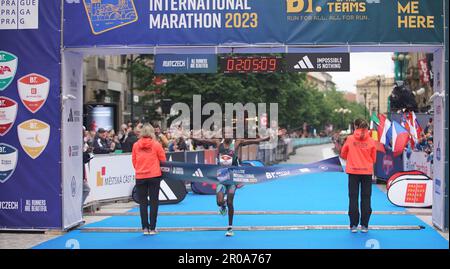 Prag, Tschechische Republik. 7. Mai 2023. Alexander Mutiso (C) aus Kenia überquert die Ziellinie während des Herrenrenrenlaufs des Prager Internationalen Marathons 2023 in Prag, Tschechische Republik, 7. Mai 2023. Kredit: Dana Kesnerova/Xinhua/Alamy Live News Stockfoto