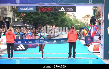 Prag, Tschechische Republik. 7. Mai 2023. Workenesh Edesa (C) aus Äthiopien überquert die Ziellinie während des Frauenrennen des Prager Internationalen Marathons 2023 in Prag, Tschechische Republik, am 7. Mai 2023. Kredit: Dana Kesnerova/Xinhua/Alamy Live News Stockfoto