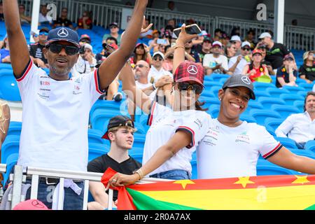 Miami, USA. 08. Mai 2023. 7. Mai 2023: Miami International Autodrome, Miami Gardens, Florida, USA: Formel 1 Crypto.com Miami Grand Prix 2023: Renntag: Rennfans jubeln auf den Tribünen. Kredit: Action Plus Sports Images/Alamy Live News Stockfoto