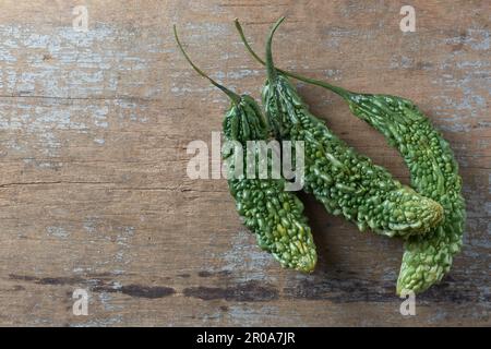 Bittere Riesenkürbis oder bittere Melone, momordica charantia, tropisches Gemüse mit länglicher Form und bitterem Geschmack, häufig verwendet in asiatischer und afrikanischer Sprache Stockfoto