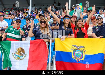 Miami, USA. 08. Mai 2023. 7. Mai 2023: Miami International Autodrome, Miami Gardens, Florida, USA: Formel 1 Crypto.com Miami Grand Prix 2023: Renntag: Rennfans jubeln auf den Tribünen. Kredit: Action Plus Sports Images/Alamy Live News Stockfoto