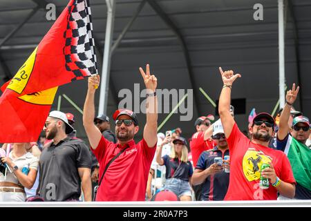 Miami, USA. 08. Mai 2023. 7. Mai 2023: Miami International Autodrome, Miami Gardens, Florida, USA: Formel 1 Crypto.com Miami Grand Prix 2023: Renntag: Rennfans jubeln auf den Tribünen. Kredit: Action Plus Sports Images/Alamy Live News Stockfoto