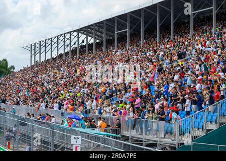 Miami, USA. 08. Mai 2023. 7. Mai 2023: Miami International Autodrome, Miami Gardens, Florida, USA: Formel 1 Crypto.com Miami Grand Prix 2023: Renntag: Rennfans jubeln auf den Tribünen. Kredit: Action Plus Sports Images/Alamy Live News Stockfoto