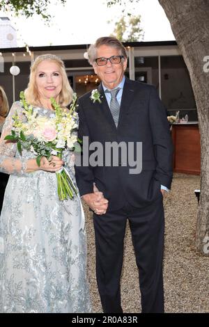 6. Mai 2023, Ojai, Kalifornien, USA: EXKLUSIV! Frisch Vermählte, ehemaliger Happy Days-Star 'Potsie' alias ANSON WILLIAMS, 73, und SHARON MAHARRY, 64 nach der Zeremonie. Der Schauspieler, der die Scheidung von seiner Frau eingereicht hat, 30 Jahre im Jahr 2019, trug einen schwarzen Anzug mit einem hellblauen Hemd und einer grauen gemusterten Krawatte. Er hatte eine Blende am Revers seiner Jacke und trug eine schwarze Brille. Die Braut, eine Immobilienmaklerin in Ojai, Kalifornien, trug ein wunderschönes, langärmeliges, bodenlanges weißes Spitzenkleid mit Bootskragen und einem vollen Rock. Sie trug ihr blondes Haar hinten vom Gesicht und trug einen hübschen Strauß Rosen Stockfoto