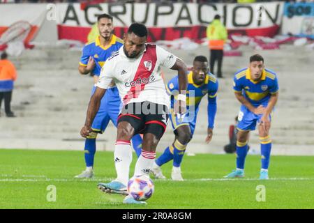 7. Mai 2023, Stadt Buenos Aires, Stadt Buenos Aires, Argentinien: Sport. 7. Mai 2023. Stadt Buenos Aires, Argentinien.- MIGUEL BORJA (9 von River Plate) tritt die Strafe gegen BOCA JUNIOR im Mas Monumental Stadium zum 15. Tag der Binance Championship in Buenos Aires, Argentinien. Endstand: River Plate gewinnt 1-0 gegen Boca Juniors. (Kreditbild: © Julieta Ferrario/ZUMA Press Wire) NUR REDAKTIONELLE VERWENDUNG! Nicht für den kommerziellen GEBRAUCH! Stockfoto