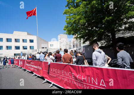 Washington, DC, USA. 6. Mai 2023. Besucher stehen am 6. Mai 2023 vor der chinesischen Botschaft in den Vereinigten Staaten in Washington, DC, USA, Schlange. Die chinesische Botschaft in den Vereinigten Staaten nahm an der Around the World Embassy Tour in Washington Teil und veranstaltete am Samstag eine Open House-Veranstaltung zum Thema „Yunan: A Many-Splendored Life“, bei der die südwestchinesische Provinz vorgestellt wurde. Kredit: Liu Jie/Xinhua/Alamy Live News Stockfoto