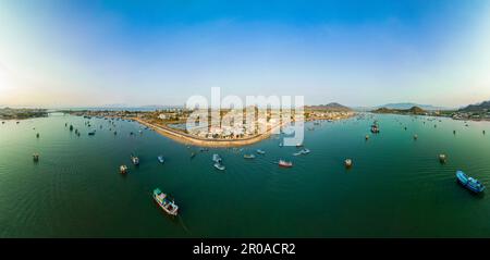 8. April 2023: Fischereihafen Ninh Chu, Stadt Phan Rang, Provinz Ninh Thuan bei Sonnenaufgang Stockfoto