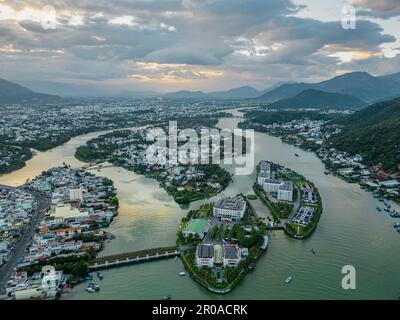 23. Januar 2023: Blick auf die Stadt Nha Trang, Vietnam bei Sonnenuntergang Stockfoto