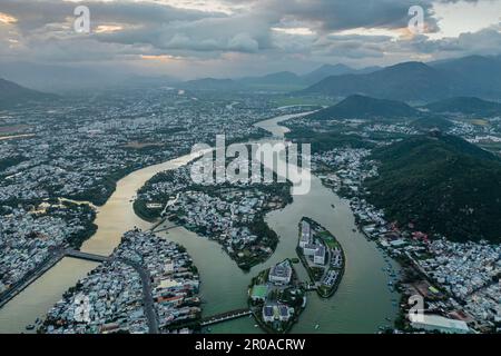 23. Januar 2023: Blick auf die Stadt Nha Trang, Vietnam bei Sonnenuntergang Stockfoto