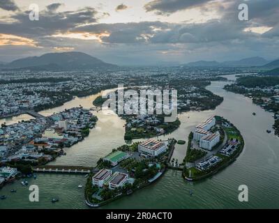 23. Januar 2023: Blick auf die Stadt Nha Trang, Vietnam bei Sonnenuntergang Stockfoto