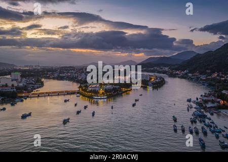 23. Januar 2023: Blick auf die Stadt Nha Trang, Vietnam bei Sonnenuntergang Stockfoto