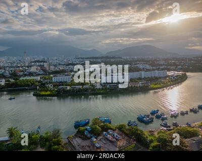 23. Januar 2023: Blick auf die Stadt Nha Trang, Vietnam bei Sonnenuntergang Stockfoto