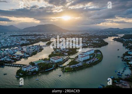 23. Januar 2023: Blick auf die Stadt Nha Trang, Vietnam bei Sonnenuntergang Stockfoto