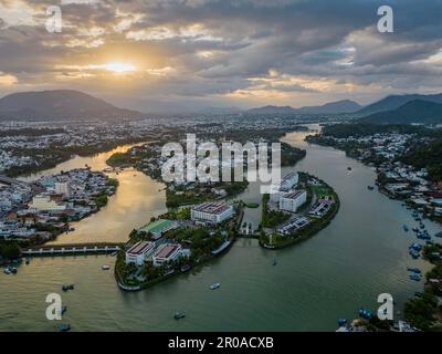 23. Januar 2023: Blick auf die Stadt Nha Trang, Vietnam bei Sonnenuntergang Stockfoto