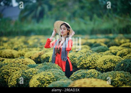 8. Januar 2023: Porträt eines wunderschönen vietnamesischen Mädchens im Himbeer-Chrysanthemen-Garten in Sa DEC Stockfoto