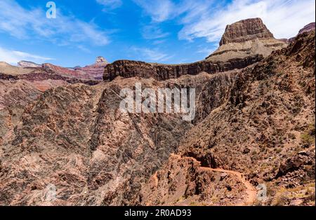 Serpentinen auf dem South Kaibab Trail über der Black Bridge und dem Colorado River, Grand Canyon-Nationalpark, Arizona, USA Stockfoto